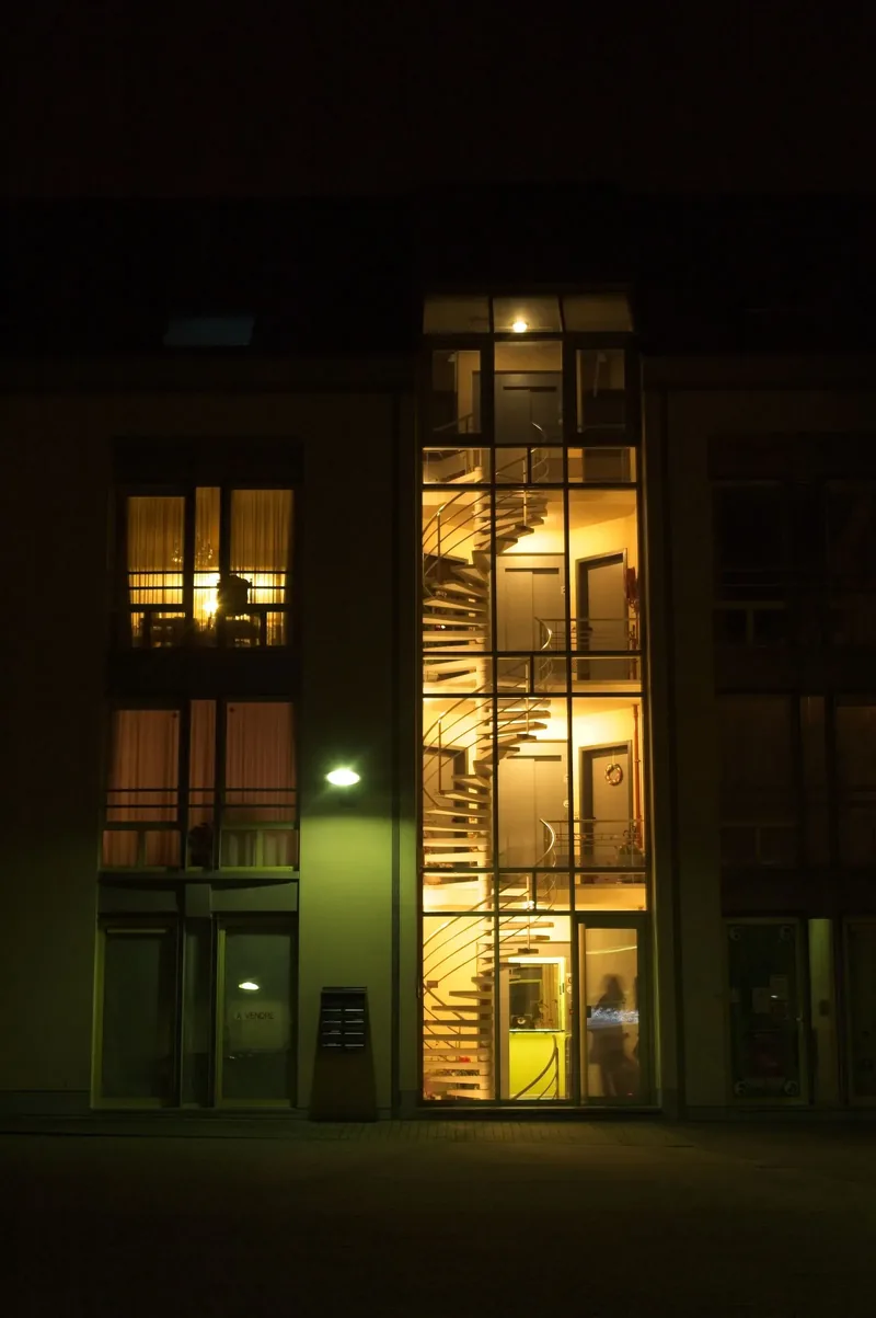 Casa scării unui bloc, luminată noaptea pe toate etajele